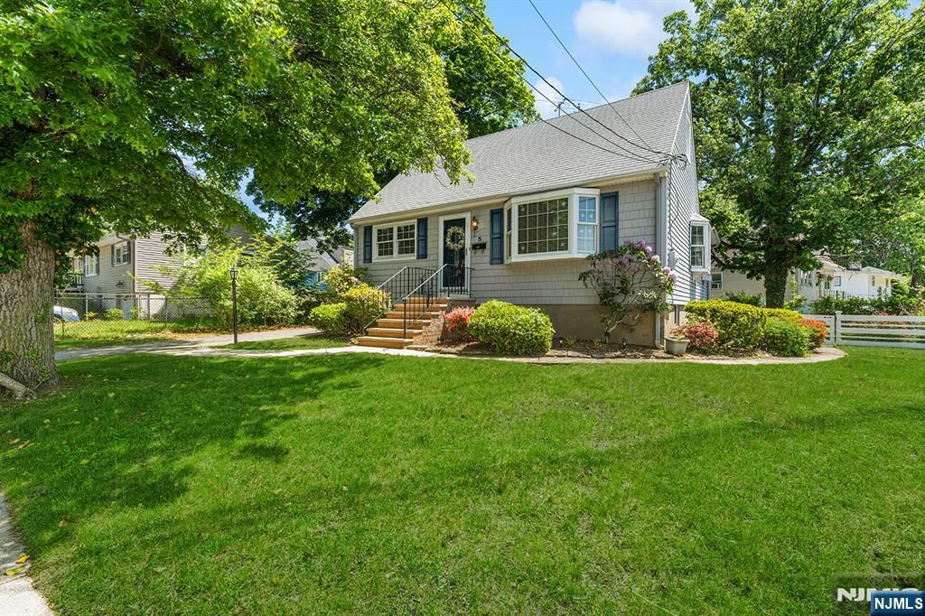 5 Oakwood Terrace, Bloomingdale, NJ 07403