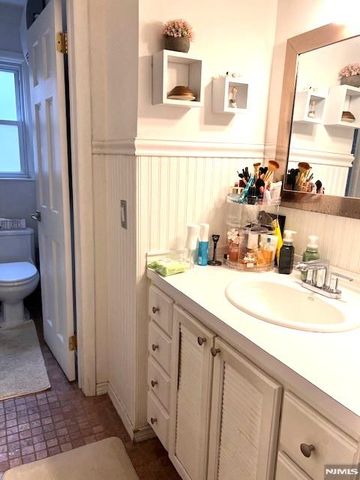 382 Mayer Court 1, Ridgefield, NJ 07657