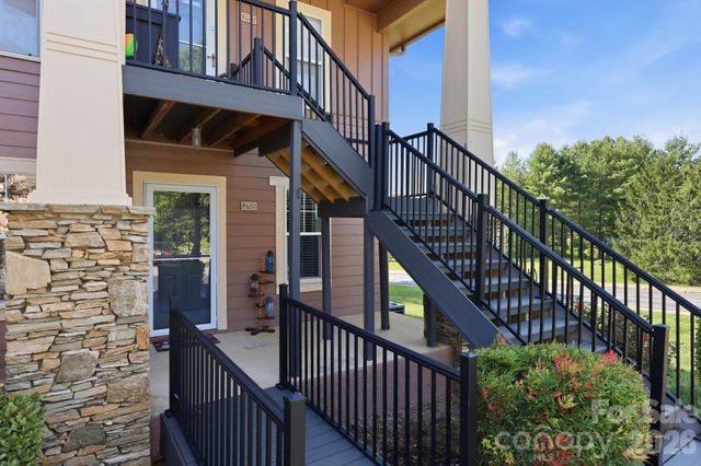 2705 Deermouse Way, Hendersonville, NC 28792