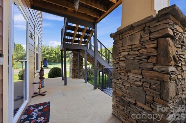 2705 Deermouse Way, Hendersonville, NC 28792