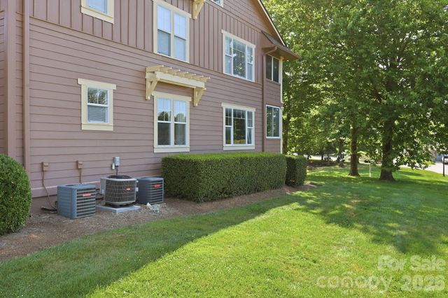 2705 Deermouse Way, Hendersonville, NC 28792