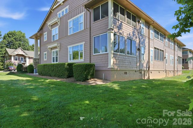 2705 Deermouse Way, Hendersonville, NC 28792
