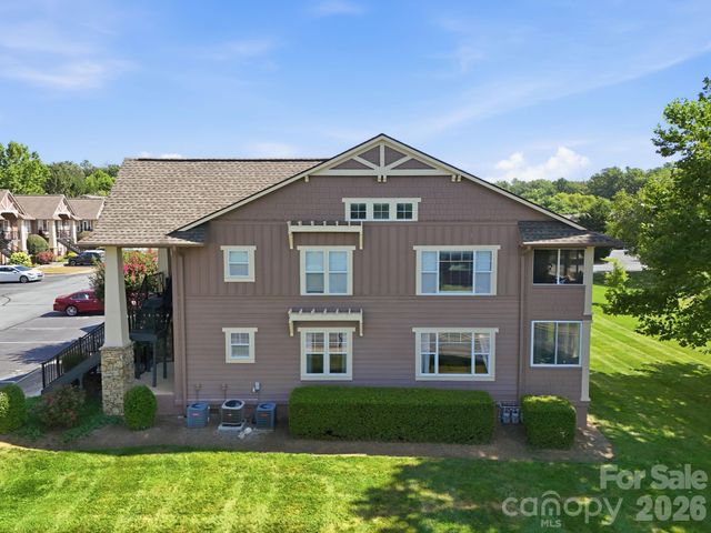 2705 Deermouse Way, Hendersonville, NC 28792