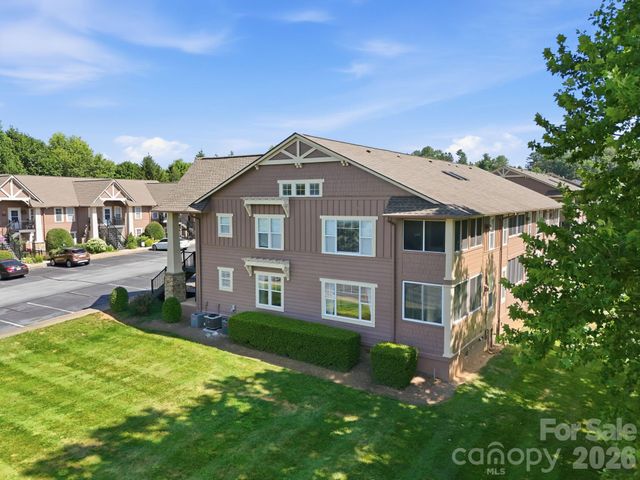 2705 Deermouse Way, Hendersonville, NC 28792