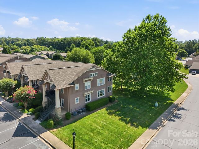 2705 Deermouse Way, Hendersonville, NC 28792