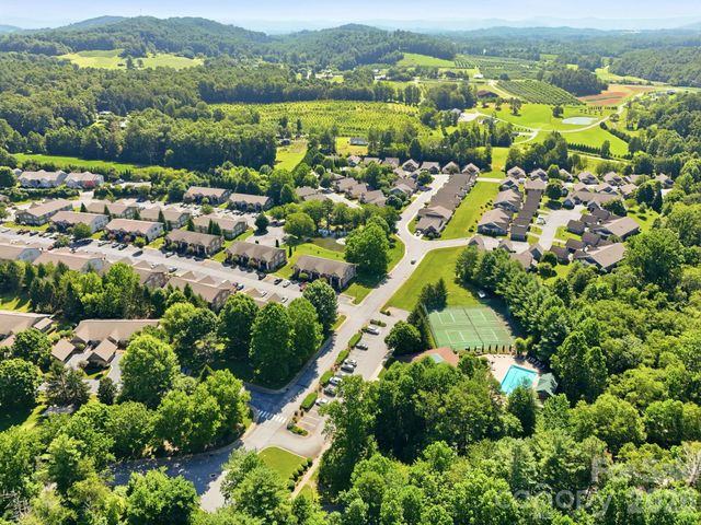 2705 Deermouse Way, Hendersonville, NC 28792