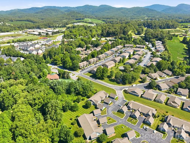 2705 Deermouse Way, Hendersonville, NC 28792