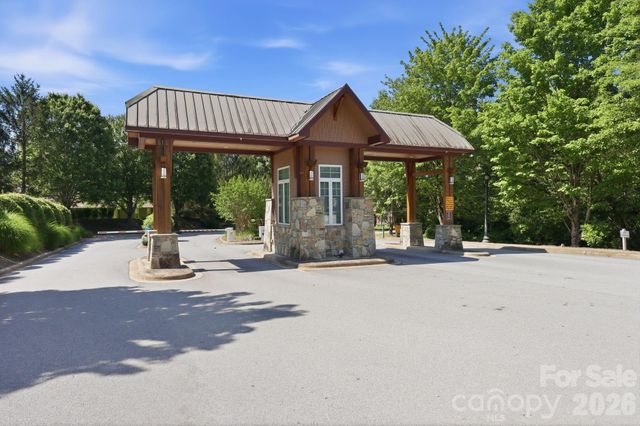 2705 Deermouse Way, Hendersonville, NC 28792