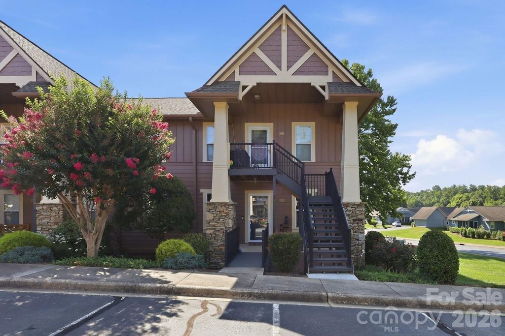 2705 Deermouse Way, Hendersonville, NC 28792