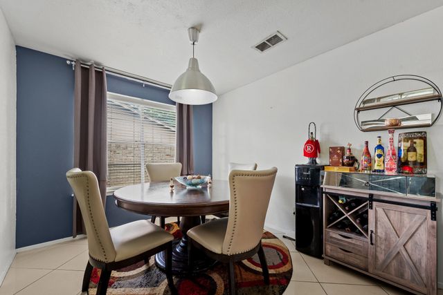 708 Del Mar Lane, Arlington, TX 76012