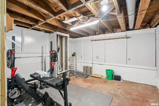 126 S GENESSEE Street, Blue Grass, IA 52726