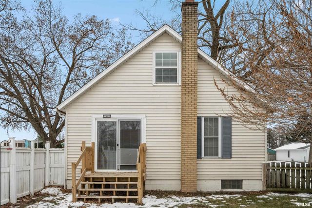 126 S GENESSEE Street, Blue Grass, IA 52726