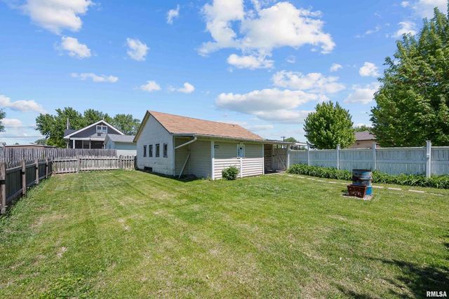 126 S GENESSEE Street, Blue Grass, IA 52726
