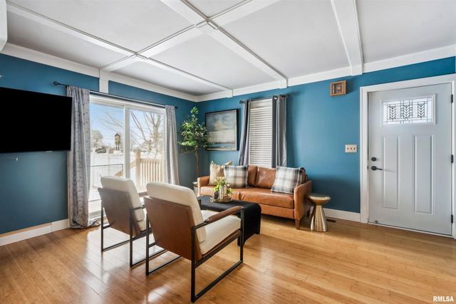 126 S GENESSEE Street, Blue Grass, IA 52726