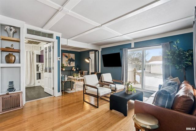 126 S GENESSEE Street, Blue Grass, IA 52726