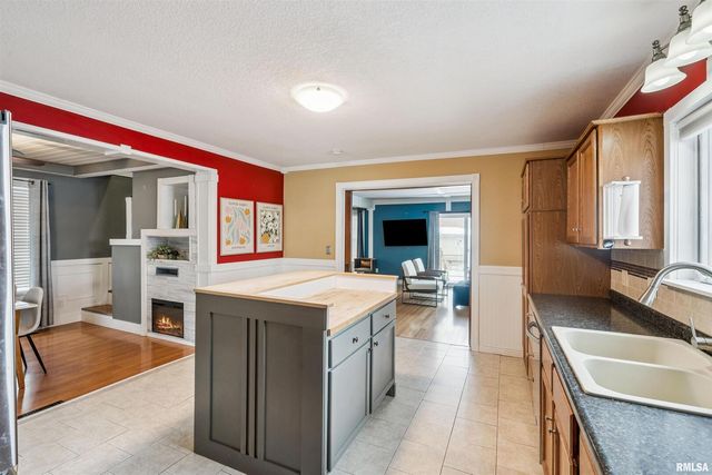 126 S GENESSEE Street, Blue Grass, IA 52726