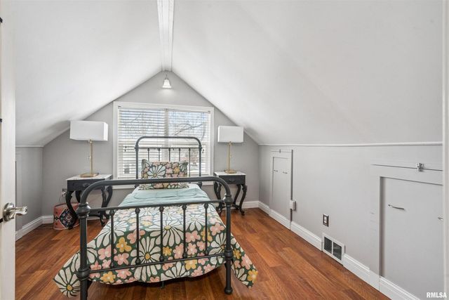 126 S GENESSEE Street, Blue Grass, IA 52726