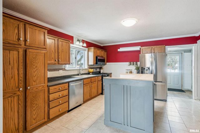 126 S GENESSEE Street, Blue Grass, IA 52726