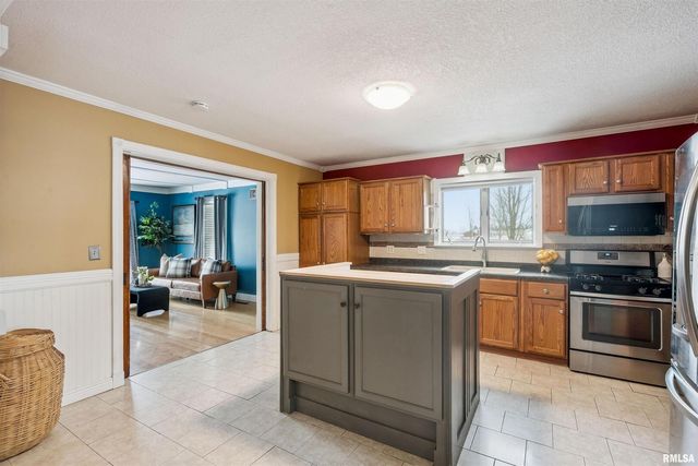 126 S GENESSEE Street, Blue Grass, IA 52726