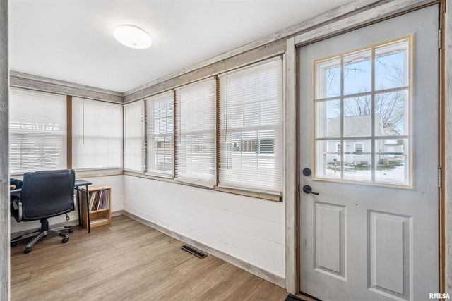 126 S GENESSEE Street, Blue Grass, IA 52726