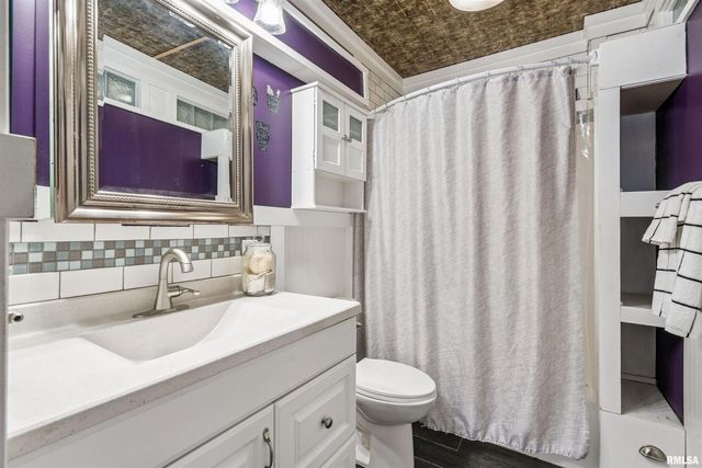 126 S GENESSEE Street, Blue Grass, IA 52726