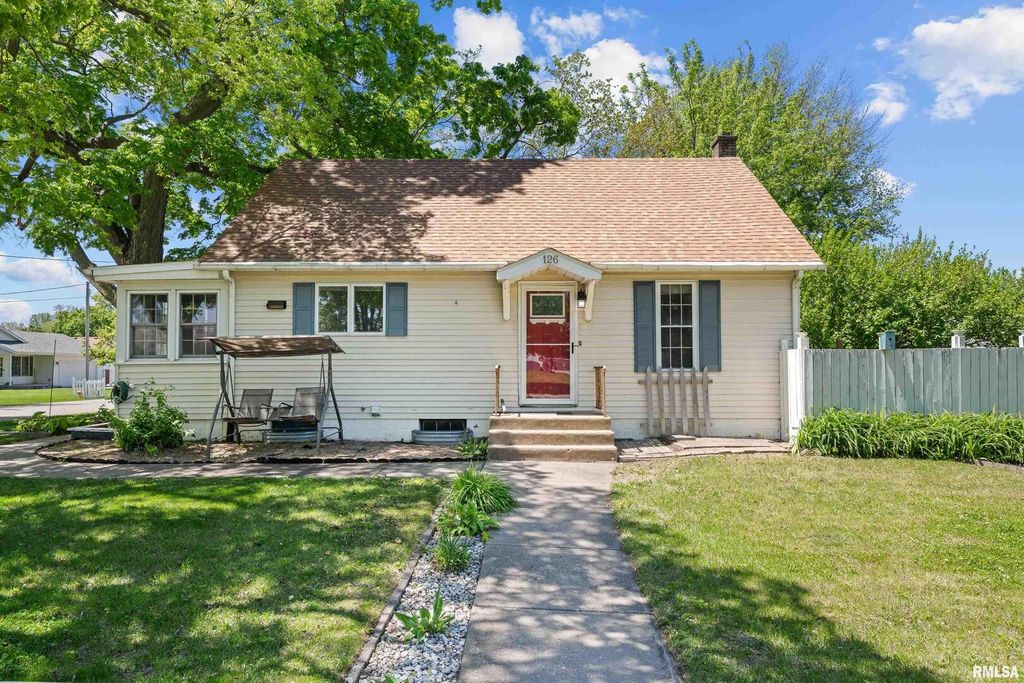 126 S GENESSEE Street, Blue Grass, IA 52726