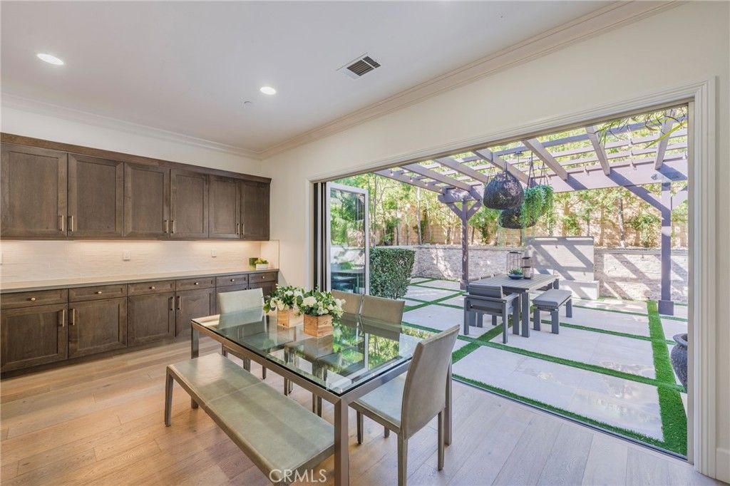 Image 10 of property listing at 27649 Skylark, Saugus, CA 91350