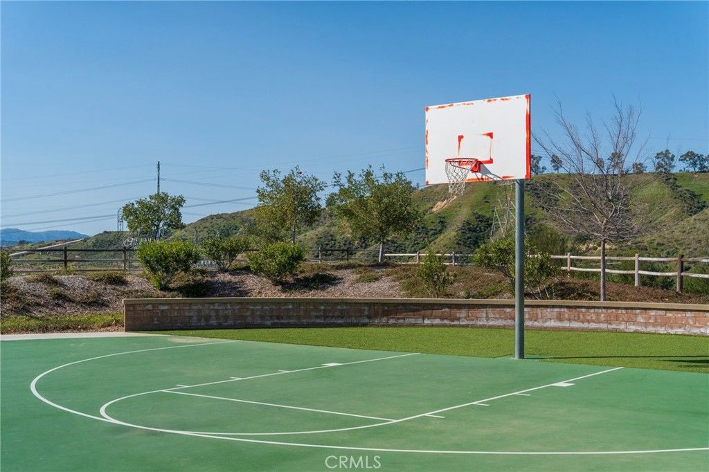 Image 32 of property listing at 27649 Skylark, Saugus, CA 91350