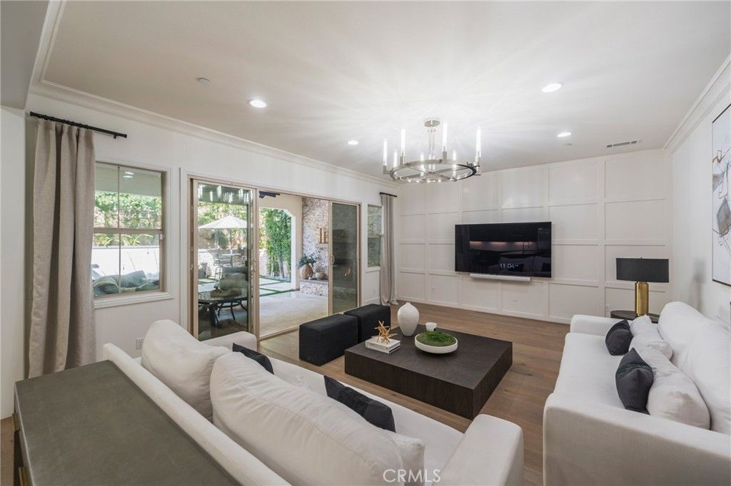 Image 9 of property listing at 27649 Skylark, Saugus, CA 91350