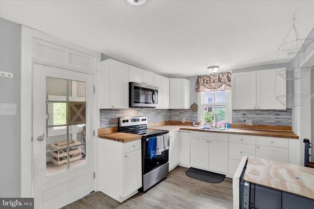 81 MAIN ST, Yorkana, PA 17402