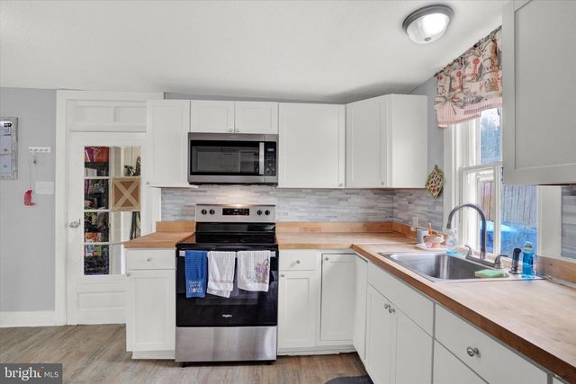 81 MAIN ST, Yorkana, PA 17402