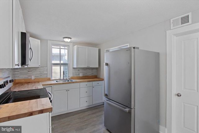 81 MAIN ST, Yorkana, PA 17402