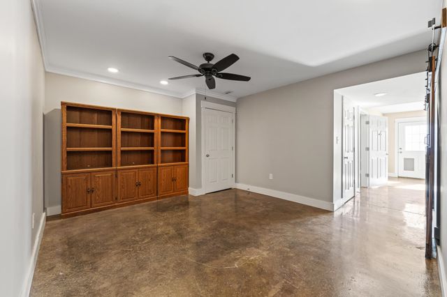 8 MCILWEE LN, Staunton, VA 24401