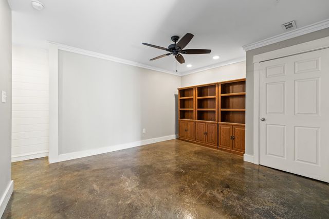 8 MCILWEE LN, Staunton, VA 24401