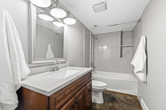 8 MCILWEE LN, Staunton, VA 24401