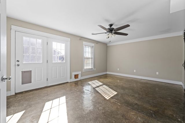 8 MCILWEE LN, Staunton, VA 24401