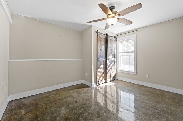 8 MCILWEE LN, Staunton, VA 24401