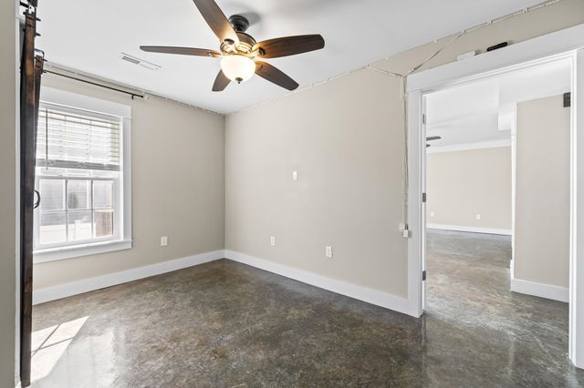 8 MCILWEE LN, Staunton, VA 24401