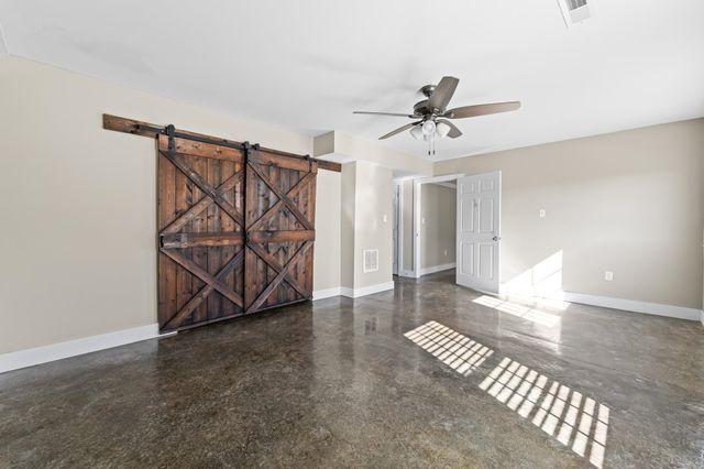 8 MCILWEE LN, Staunton, VA 24401