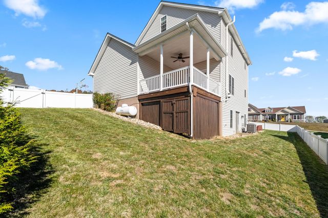 8 MCILWEE LN, Staunton, VA 24401