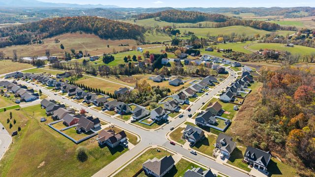 8 MCILWEE LN, Staunton, VA 24401