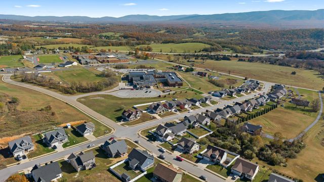 8 MCILWEE LN, Staunton, VA 24401