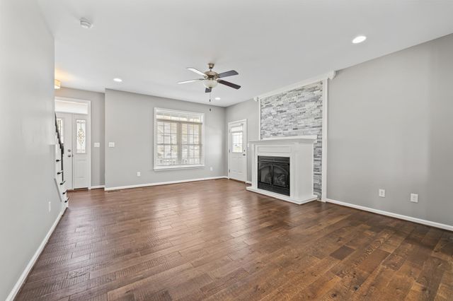 8 MCILWEE LN, Staunton, VA 24401