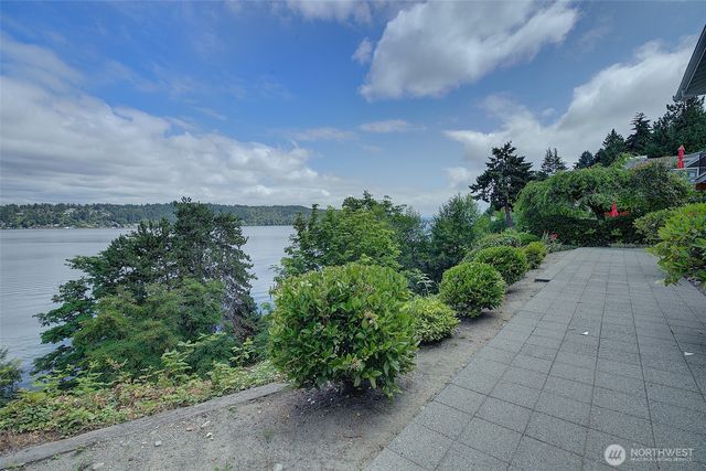 14820 39th Avenue NE, Lake Forest Park, WA 98155