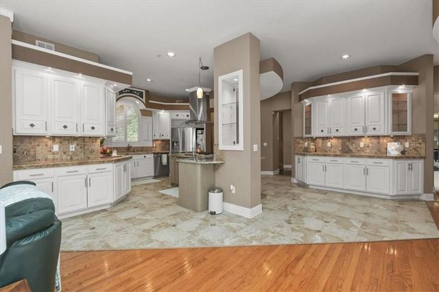 1601 NW Arrowhead Trail, Blue Springs, MO 64015