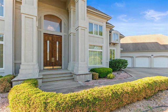 1601 NW Arrowhead Trail, Blue Springs, MO 64015
