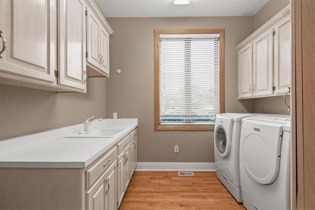 1601 NW Arrowhead Trail, Blue Springs, MO 64015