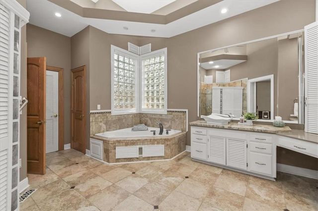 1601 NW Arrowhead Trail, Blue Springs, MO 64015