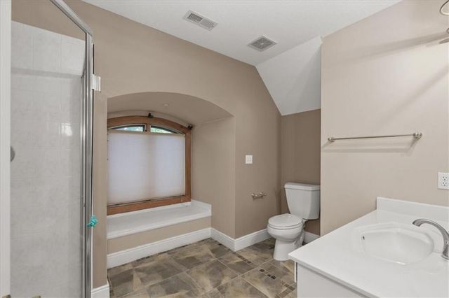 1601 NW Arrowhead Trail, Blue Springs, MO 64015