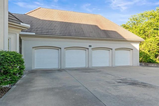 1601 NW Arrowhead Trail, Blue Springs, MO 64015